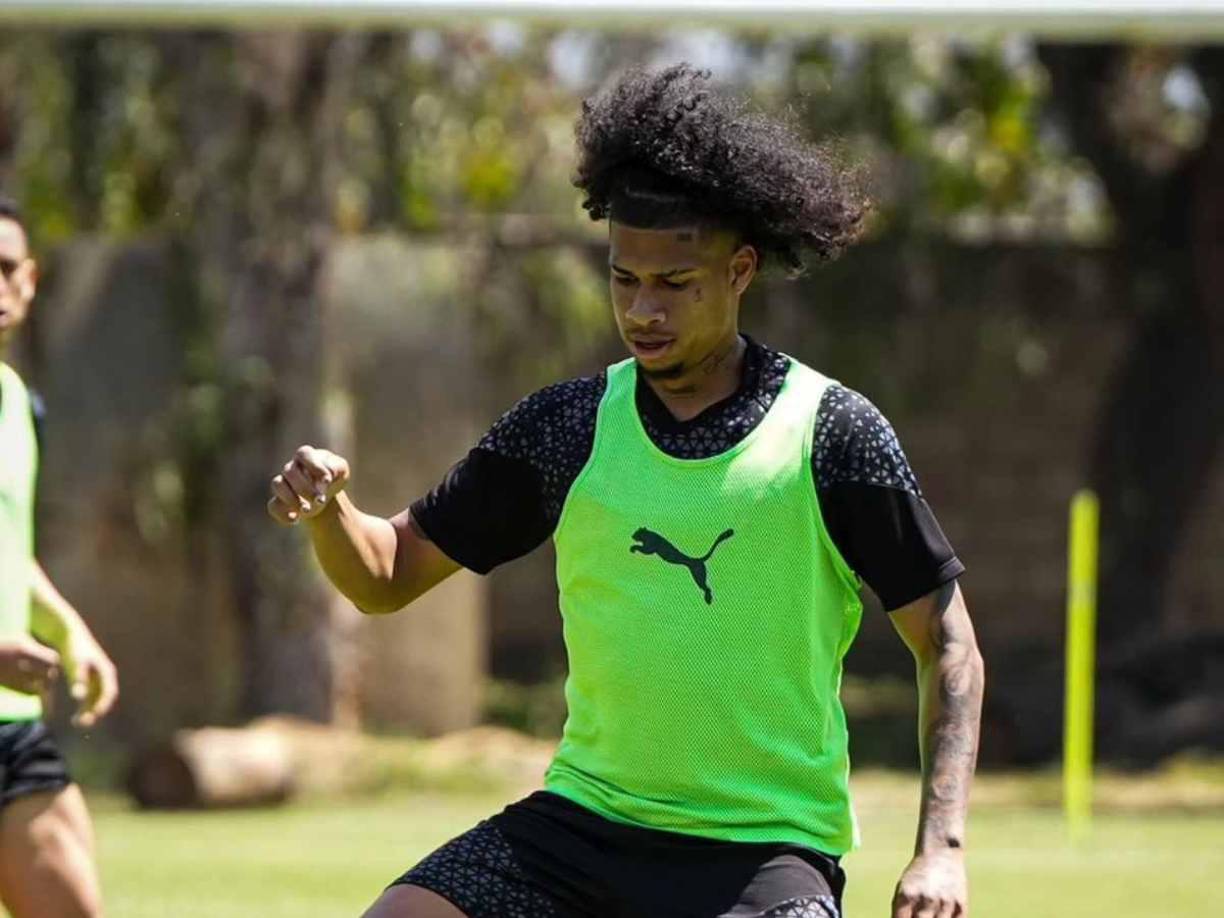 Debutó con el cuadro de primera en 2021, siendo una de las figuras que alcanzó el histórico primer título en Ecuador de ese año y también en la obtención de la Copa Sudamericana 2022 y de la Copa Ecuador, el otro torneo profesional de clubes en Ecuador de 2022.