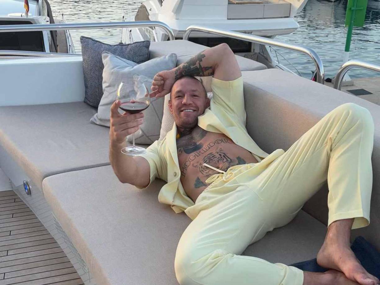 La defensa del acusado ha instado al jurado, compuesto por ocho mujeres y cuatro hombres, a que examine las imágenes de las cámaras de seguridad del hotel para constatar que la versión de Hands no es consistente con su denuncia.