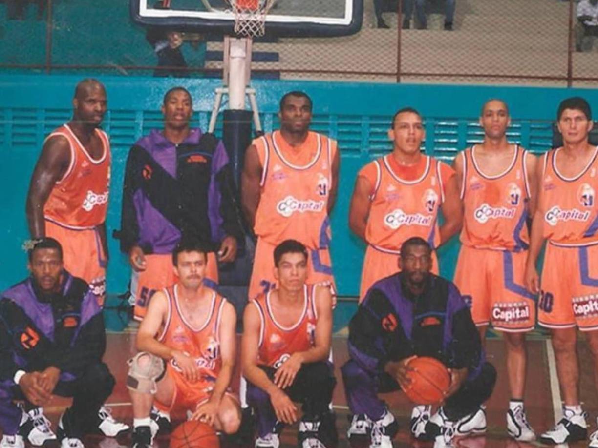 En su momento Walter jugó baloncesto con Nacional de Ingenieros en Honduras.