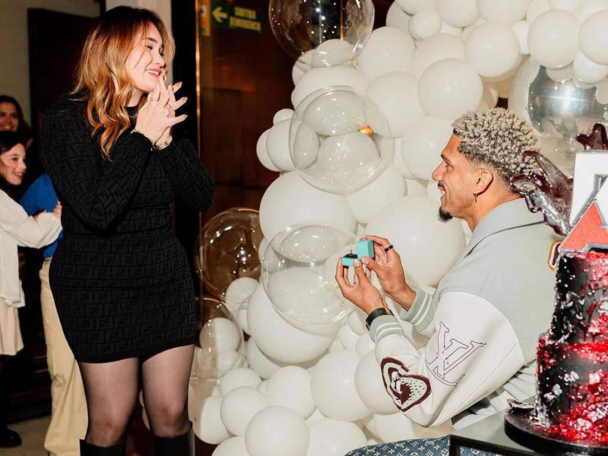 La hermosa chica ha compartido el momento en su perfil de Instagram con varias fotos de la ‘pedida de mano’ y, como no podía ser de otra forma, ha dado el ‘sí, quiero’ a Araujo.