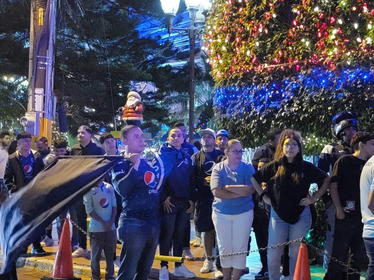 Los adultos, acompañados de muchos niños, disfrutaron de una noche incomparable en el banderazo del Motagua de cara a la gran final.