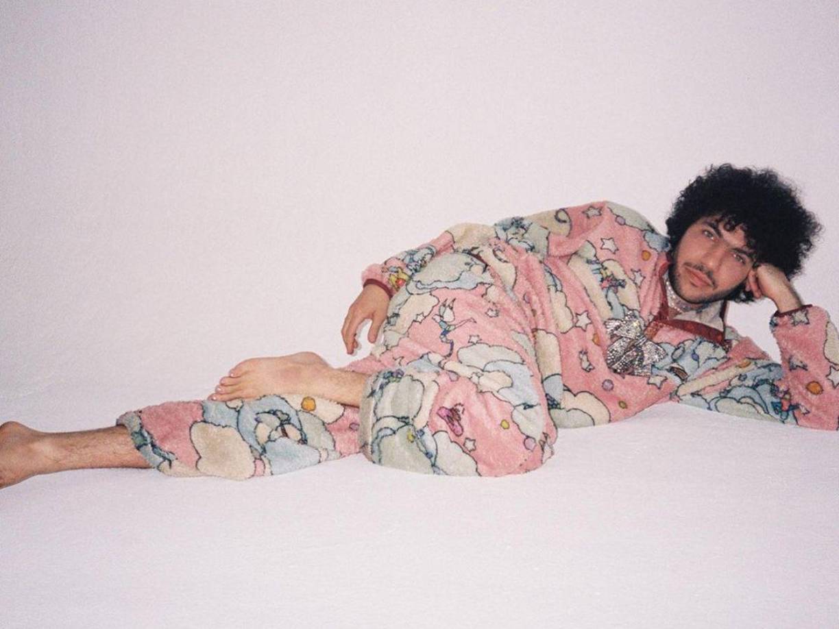 La intérprete también ha puesto de manifiesto que no tiene intención de ocultar públicamente su “felicidad”, por lo que ha compartido una foto que la retrata con la cabeza apoyada sobre su chico, criticando además a aquellos internautas que no han recibido con demasiada alegría su nueva etapa sentimental. 