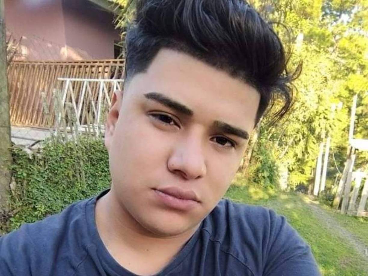 Presuntamente el joven se negó a pagar y fue cuando los individuos segaron su vida disparándoles en múltiples ocasiones frente a sus dos hermanas.