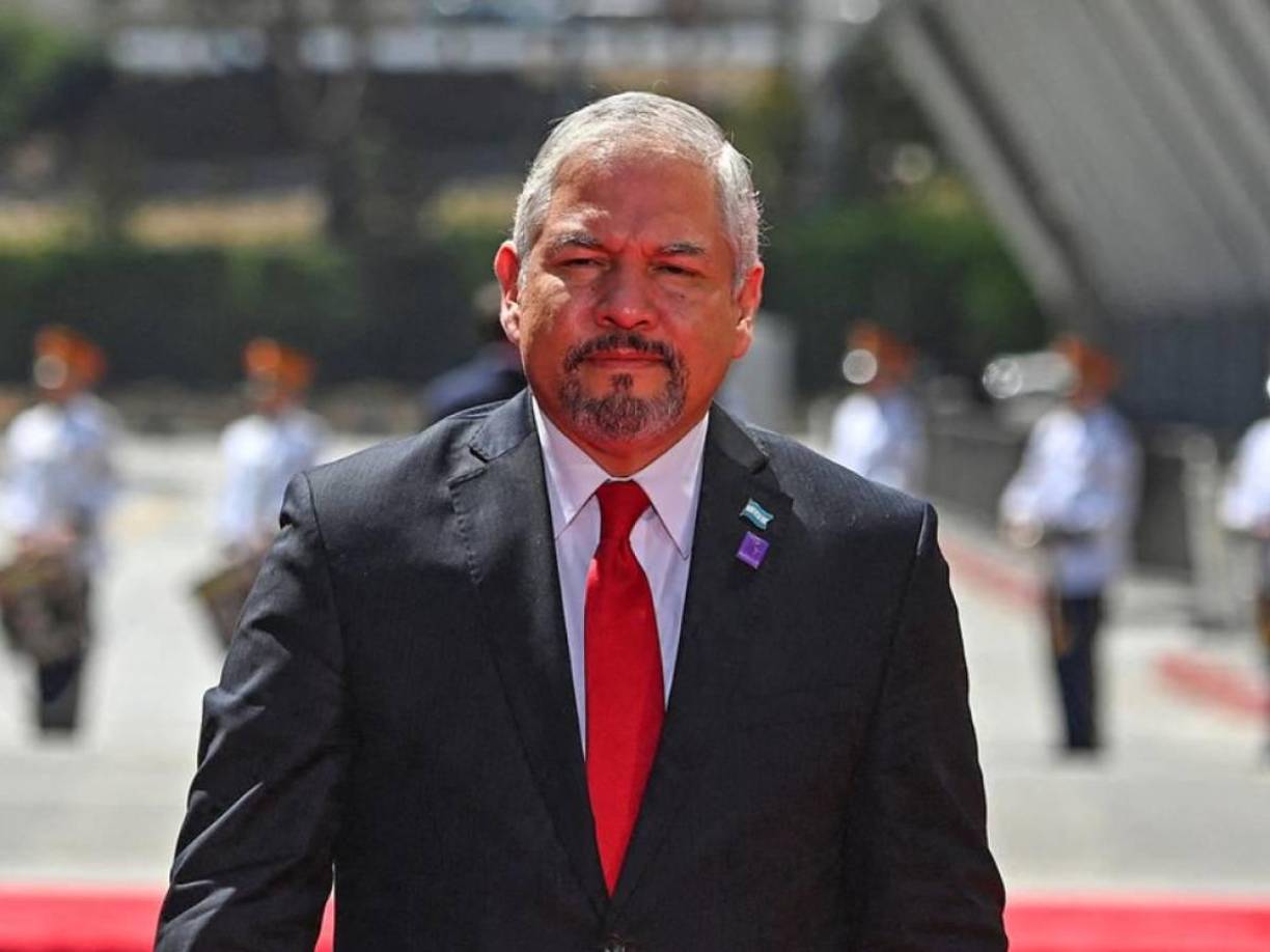 La respuesta del canciller Reina no se hizo esperar. Con un tono severo, el funcionario contraatacó señalando la supuesta falta de coherencia y consistencia de Cálix respecto a sus ideales políticos.