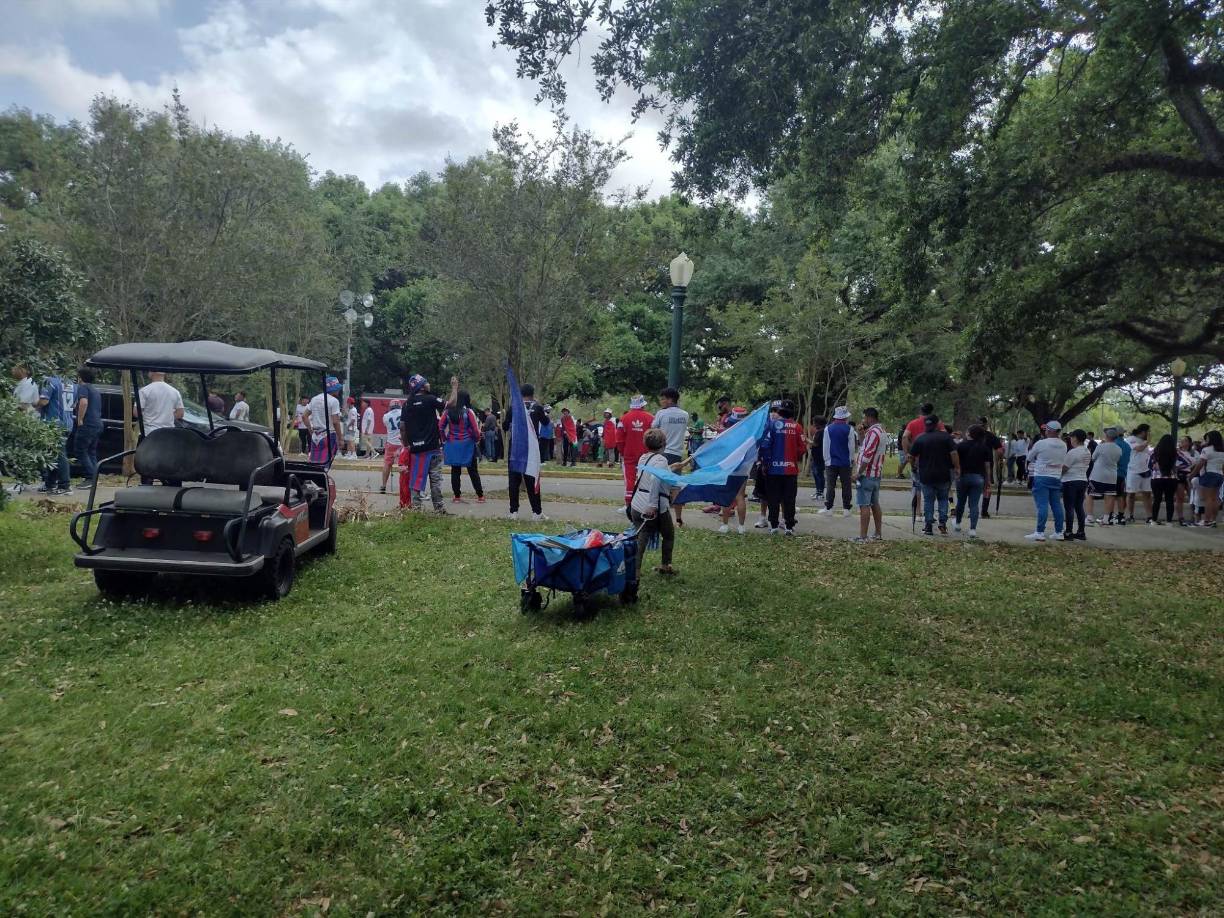 Los olimpistas se reunieron en las afueras del estadio desde horas muy tempranas. 