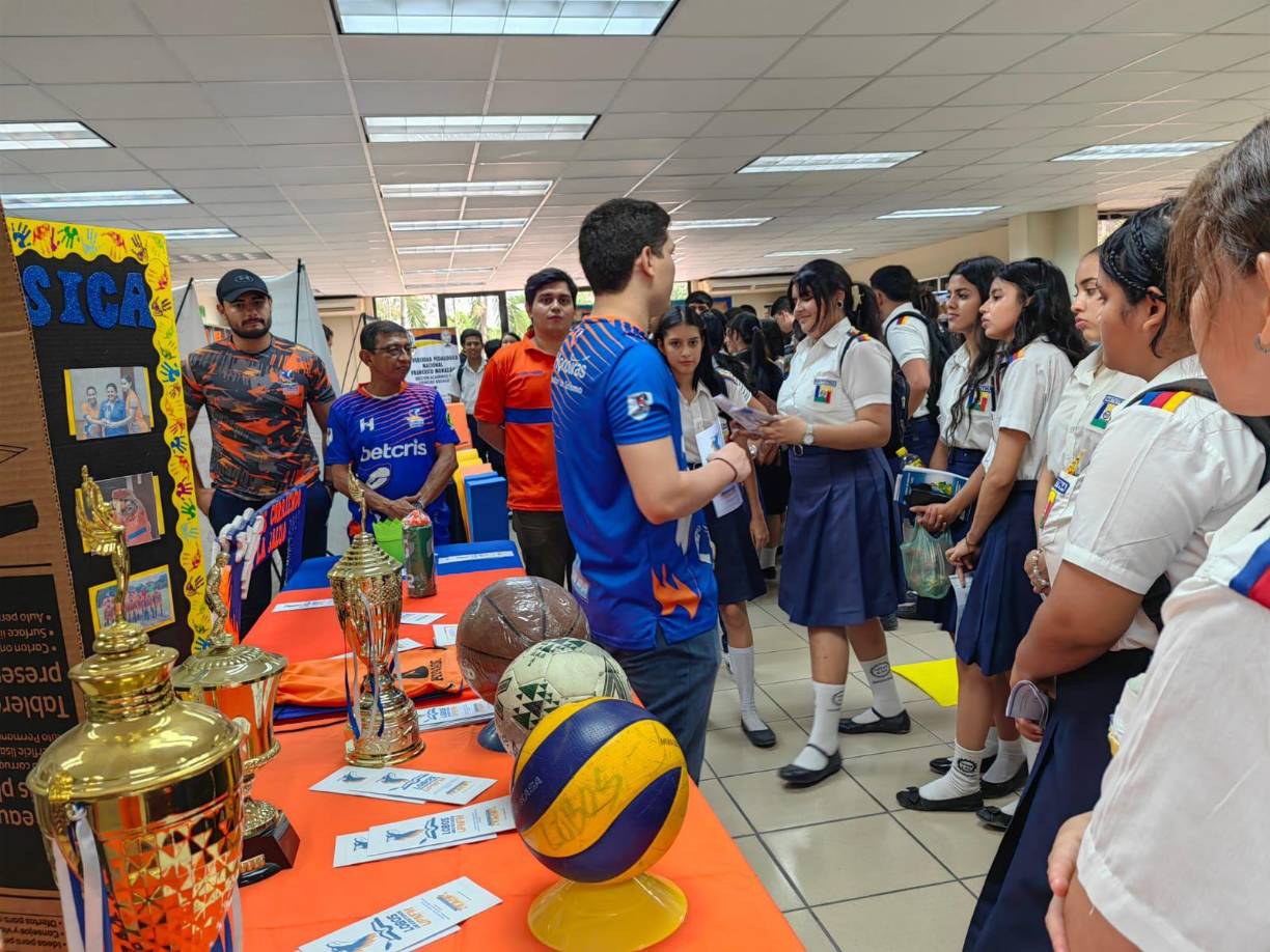 La carrera de Educación Física y Educación Básica fueron las carreras más concurridas por los estudiantes en esta edición de la feria vocacional.