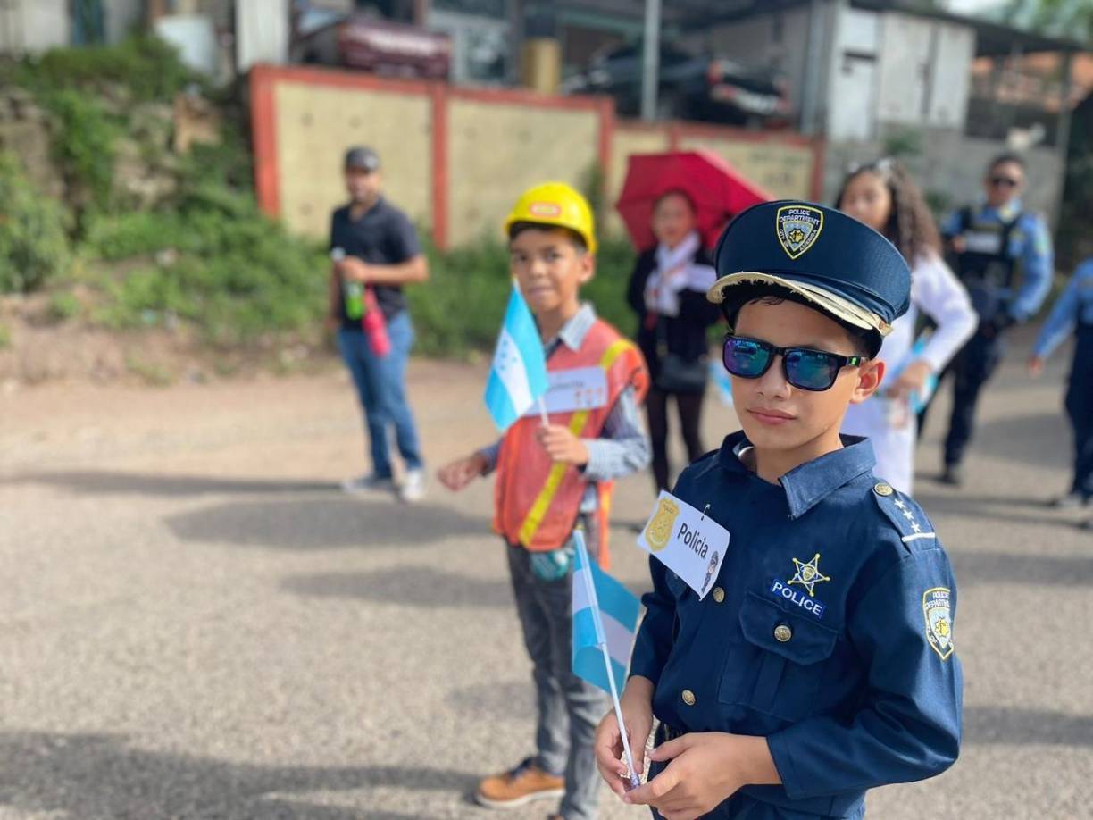 Un joven policía y un ingeniero desfilaron, simbolizando el brillante futuro que aguarda a Honduras.