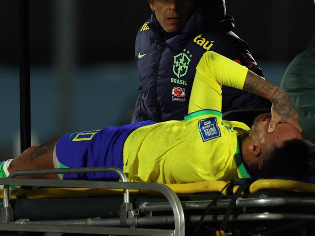 Neymar no pudo contener el llanto en el momento que se iba del juego. 