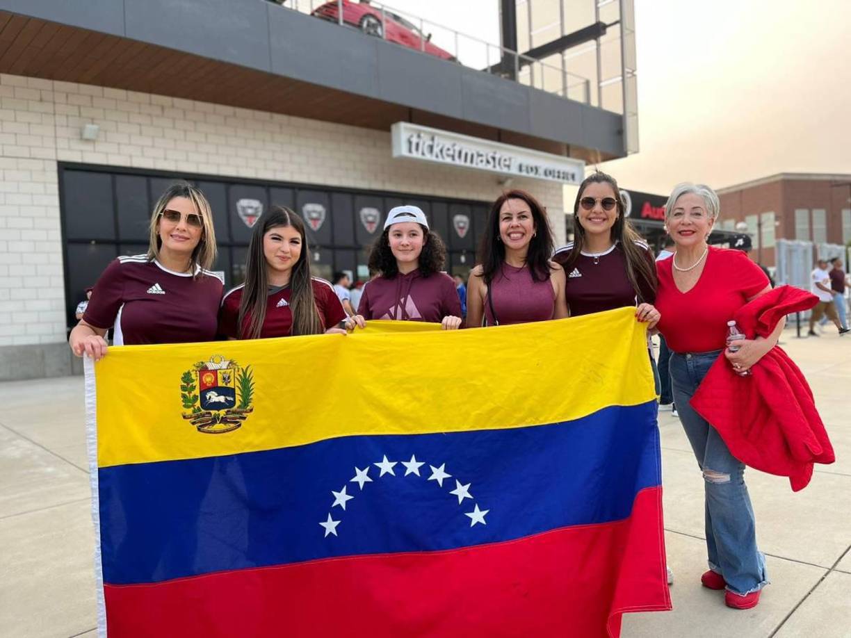Bellas venezolanas posaron en las afueras del Audi Field.