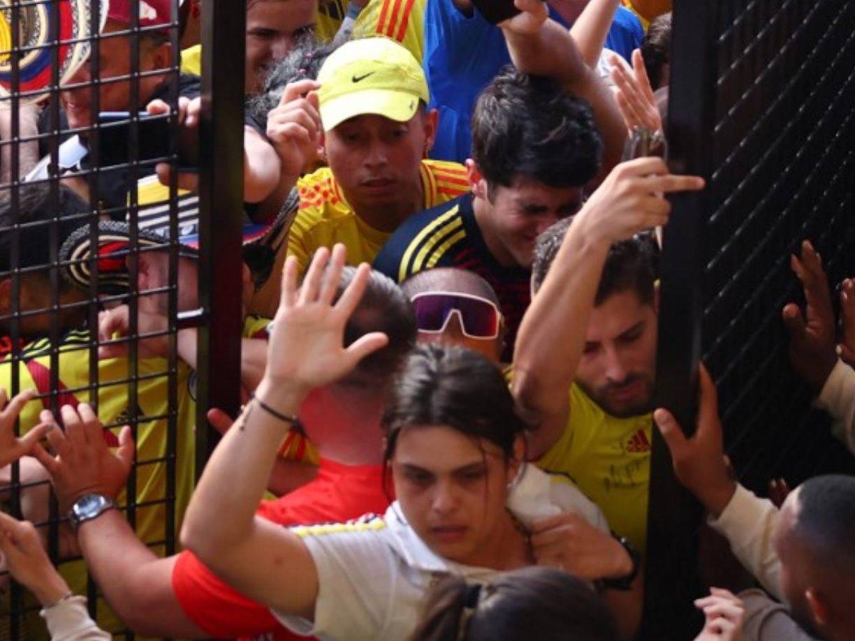 Una avalancha de decenas de aficionados con camisetas de la selección de Colombia, y en menor número de argentina, se saltaron este domingo los molinetes de ingreso al Hard Rock Stadium tras superar el cerco de los agentes de seguridad-.