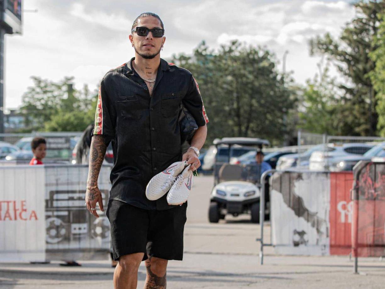 La Fiscalía General de Justicia del Estado de México (FGJEM) le ha entregado un citatorio al futbolista Carlos Salcedo, para que rinda su declaración respecto al asesinato de su hermana Martha Paola, algo que no desea, razón por la cual había evitado las notificaciones que se le enviaron con anterioridad.