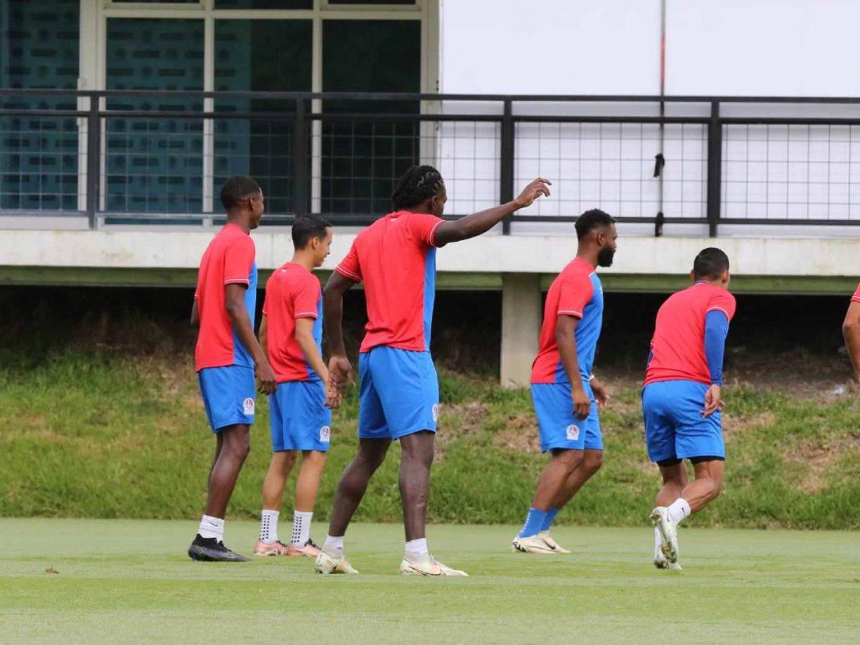 Elis se puso la camiseta de Olimpia, equipo que lo hizo debutar en la Liga Nacional de Honduras.