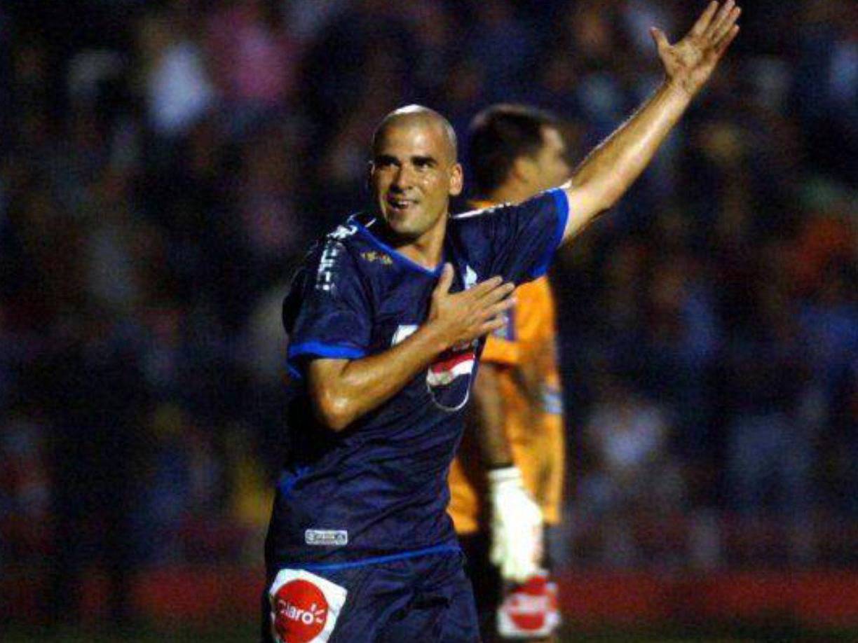 Con las Águilas el uruguayo viviría sus mejores tiempos dentro del fútbol hondureño. A su llegada al Azul Profundo en 2006 Torlacoff conquistaría el título de campeón en el Torneo Apertura 2006, siendo una pieza importante dentro del conjunto que dirigía en aquel entonces Ramón “Primitivo” Maradiaga.
