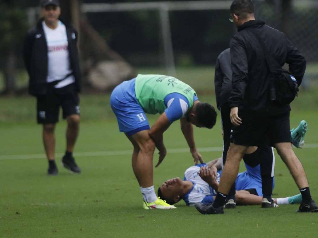 Inmediatamente el cuerpo médico de la selección de Honduras atendió a Kervin Arriaga. Todo quedó en susto.