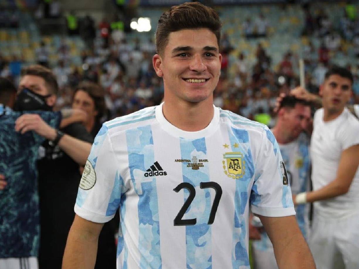 Esta lista inicia con Julián Álvarez, con tan solo 22 años de edad es catalogado por las aficionadas como el guapo en la Selección de Fútbol de Argentina, que además, juega como delantero en el Manchester City F. C. de la Premier League de Inglaterra.