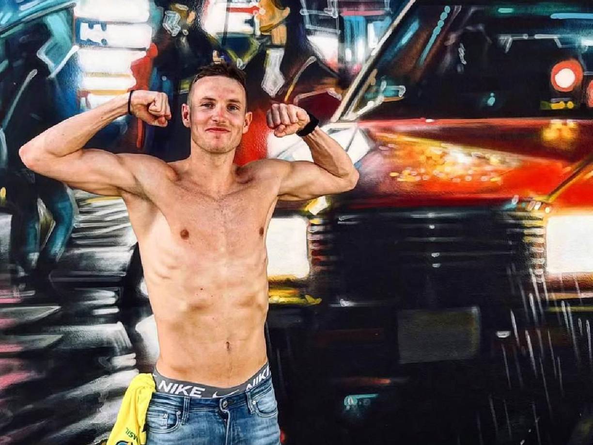 A través de un mensaje compartido en sus redes, el jugador, mostró su vida personal al incluir una foto en la que aparece dándose un beso con su pareja frente a un árbol navideño.