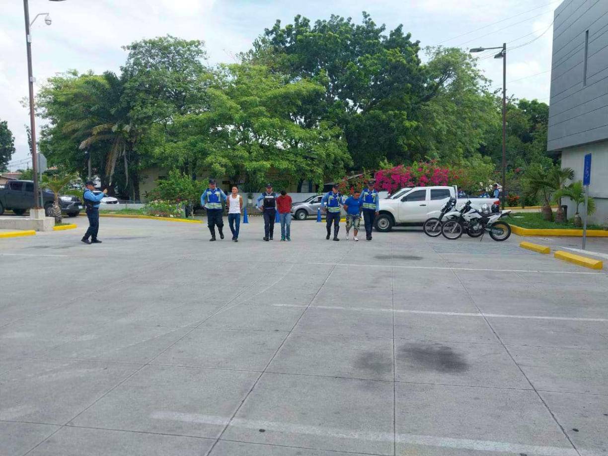 Las autoridades informaron que unos agentes de la Policía de Tránsito que estaban en ese lugar fueron alertados de las fechorías que andaban cometiendo los asaltantes en la zona. Con las características que le proporcionaron los afectados, los policías lograron ubicar a los individuos y los requirieron.