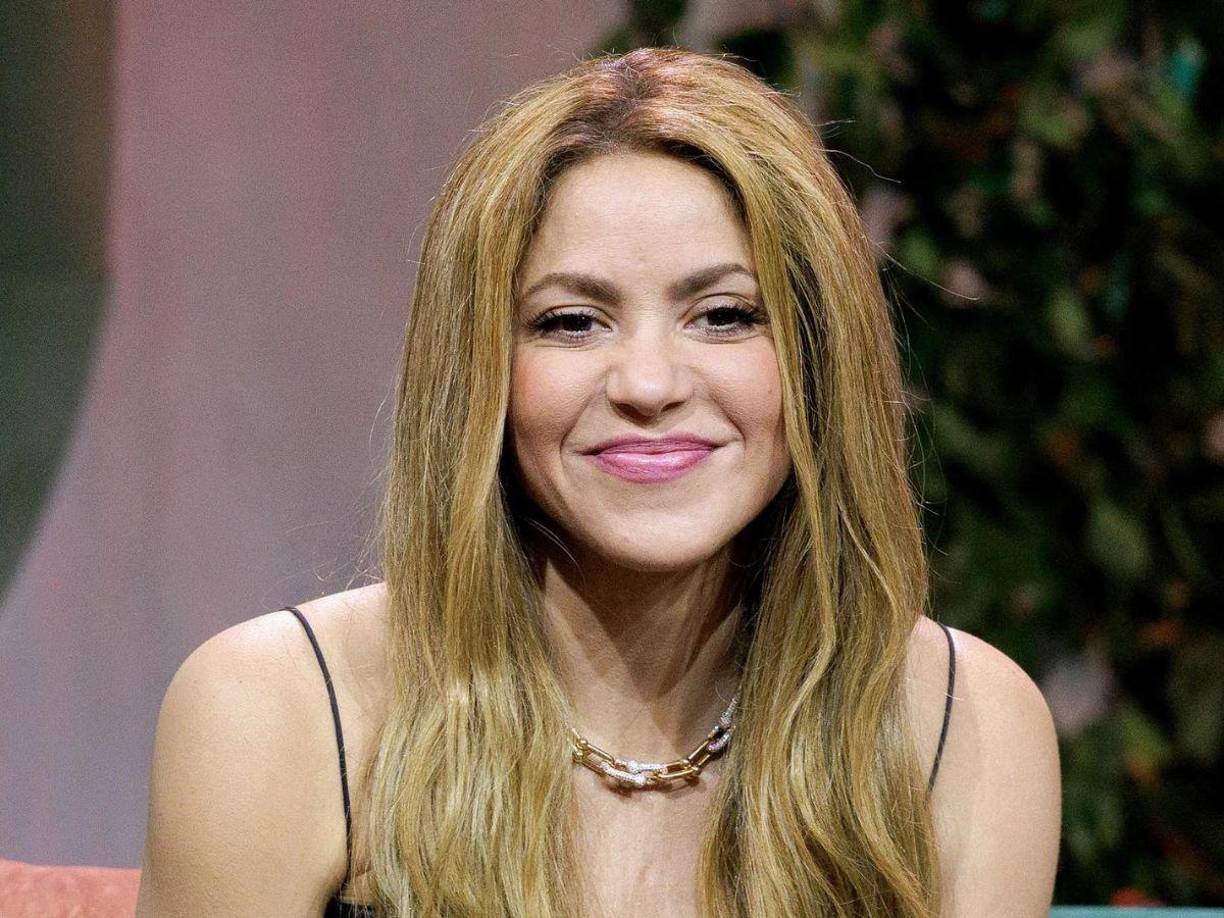 Una vez más Shakira se posicionó por encima de las tendencias en redes sociales. En esta ocasión no fue por el estreno de sus éxitos, sino porque una usuaria de TikTok difundió un video en el que señala que la artista empujó a una mujer que la esperaba cerca de su camioneta para filmarla con su celular.