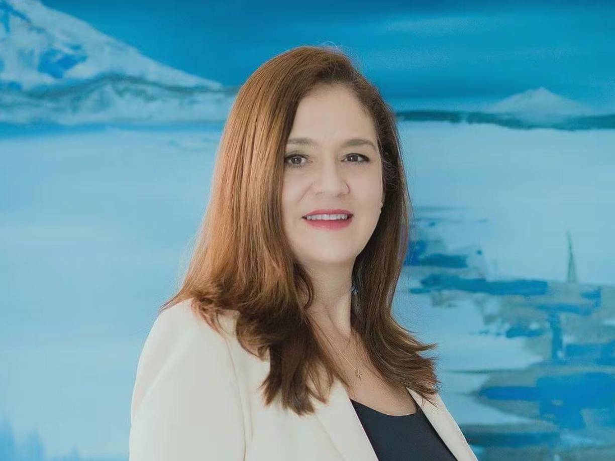 La mujer tenía 23 años al frente del certamen en ese país y reconoció que se va con la frente en alto, por haber dejado su vida al servicio de su patria.