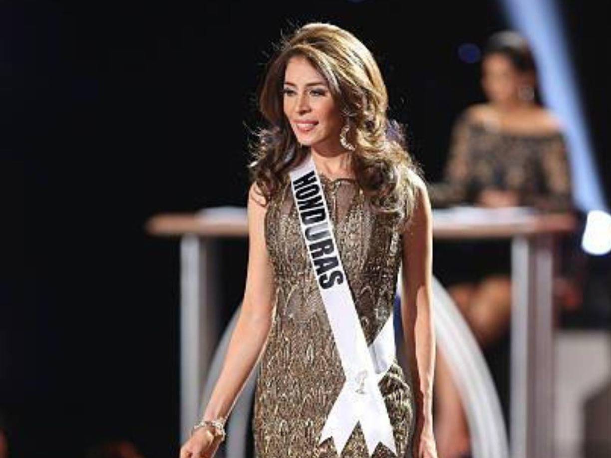 “Estaba mi nombre escrito y mi número de teléfono y él entonces tomó el número de teléfono y me dijo que si quería ser parte de su elenco de modelos y yo le dije que encantada”, añadió. 