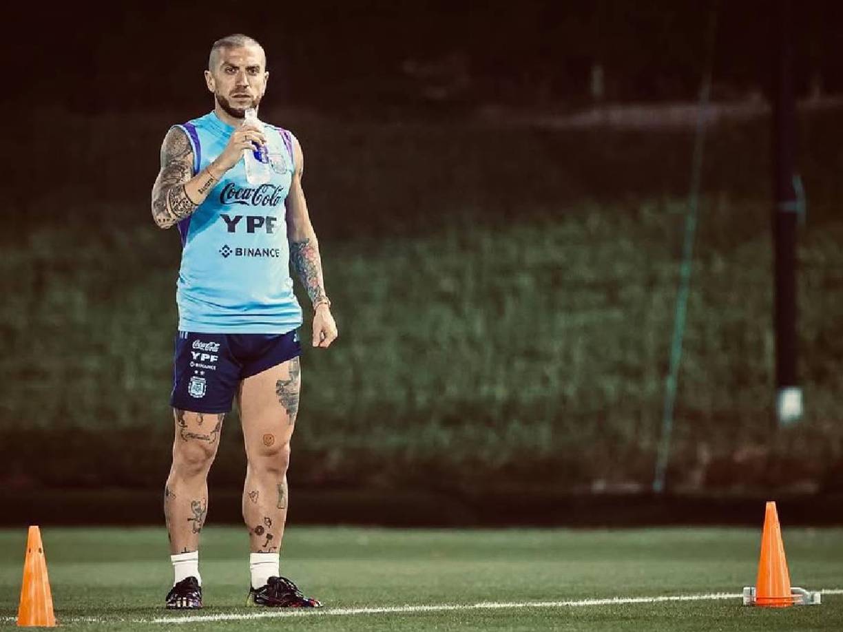 El ‘Papu’ cuenta los días para cumplir su sanción y mientras tanto aprovecha el tiempo libre para compartir con su familia y disfrutar de otros lugares. Su esposa es Linda Raff, a quien conoce desde la adolescencia.