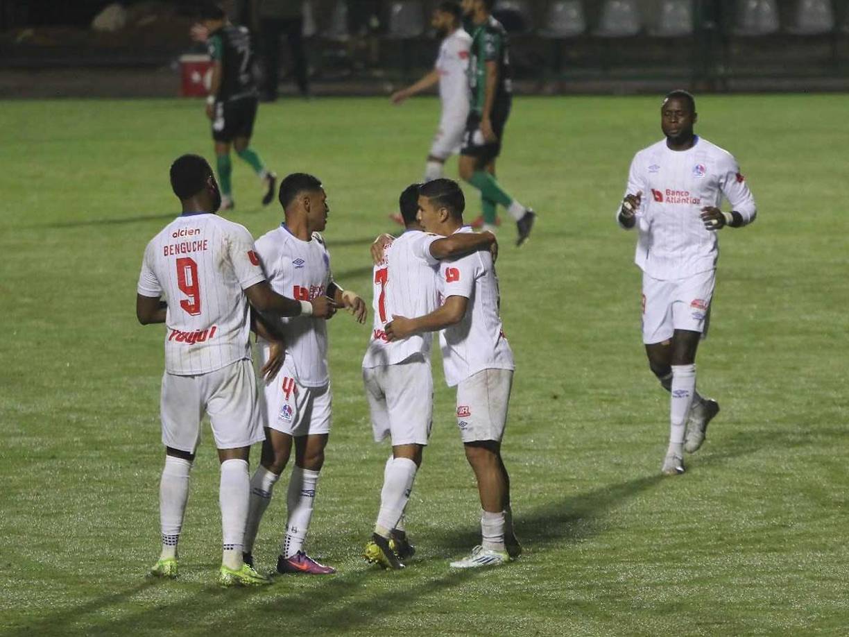 José Mario Pinto fue felicitado por sus compañeros del Olimpia tras el gol contra el Juticalpa FC.