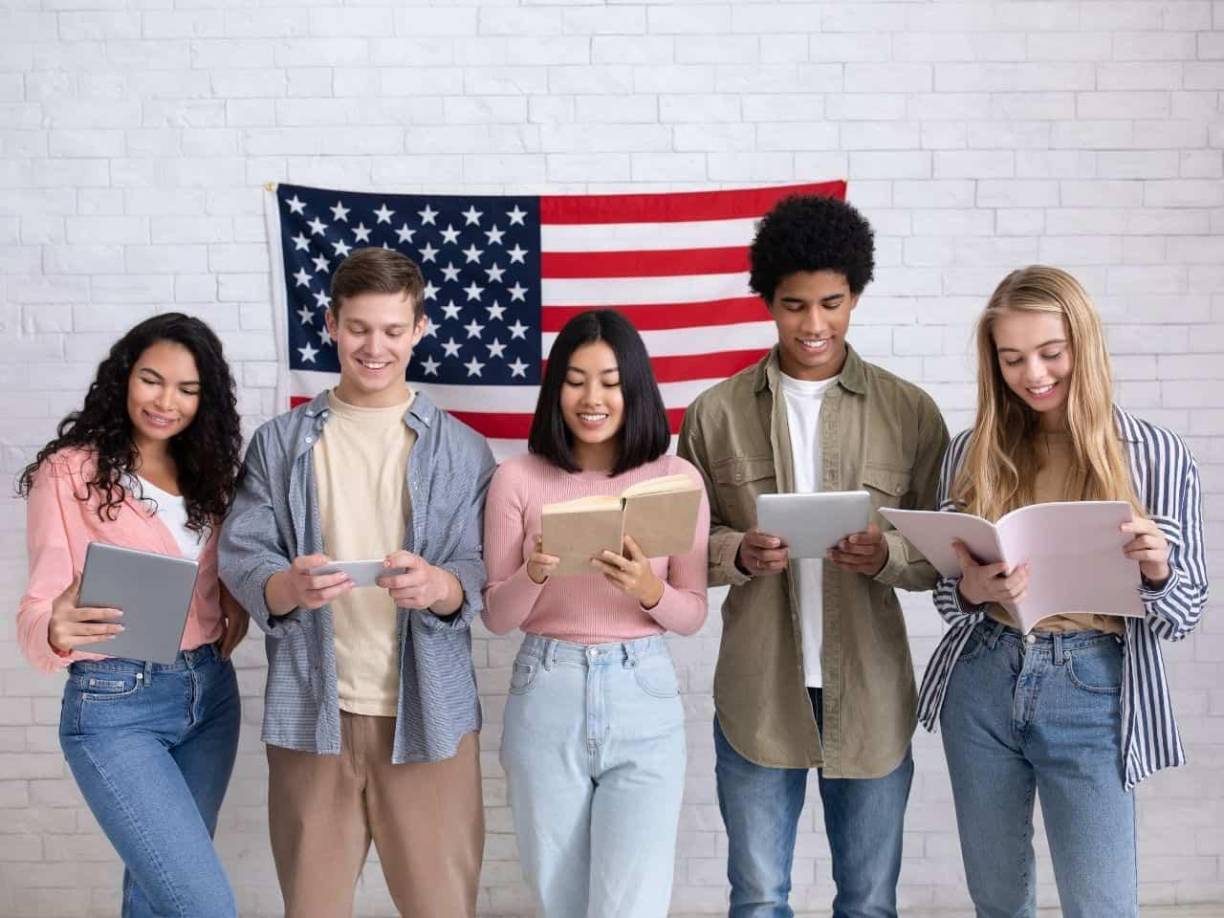 ¿Cómo tramitarlas? Aquí te contamos. Primero debes aplicar a una escuela aprobada por el Programa de Estudiantes y Visitantes de Intercambio (SEVP, por sus siglas en inglés). Una vez que el estudiante internacional haya sido aceptado, es necesario que se registre al Sistema de Información para Estudiantes y Visitantes de Intercambio y pagar la tarifa correspondiente.