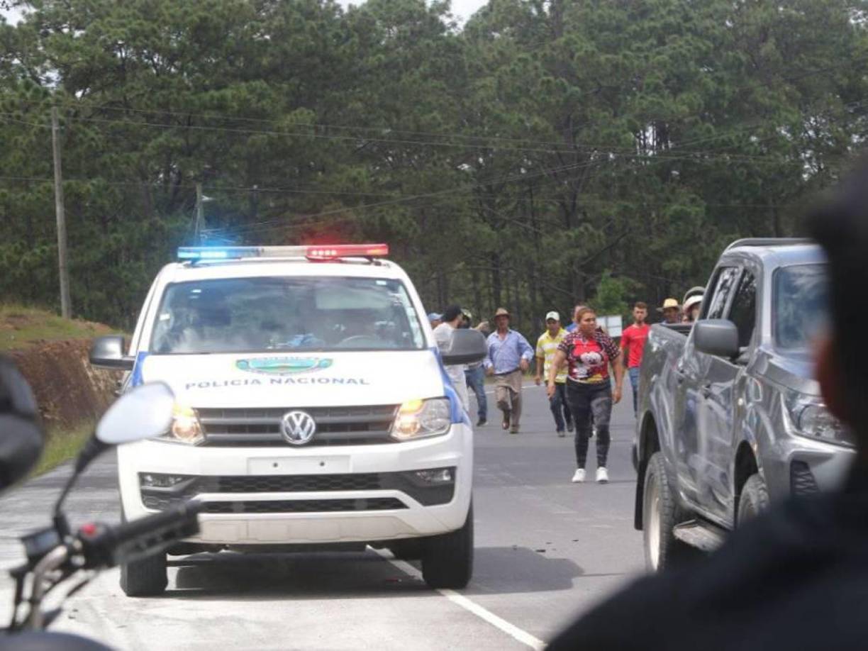 La pareja fallecida formaba parte de un grupo de motociclistas que acostumbraba salir a pasear en motos de alta velocidad. Sus amigos, que venían detrás de ellos, llegaron al lugar pocos minutos después de que ocurriera el fatídico accidente.