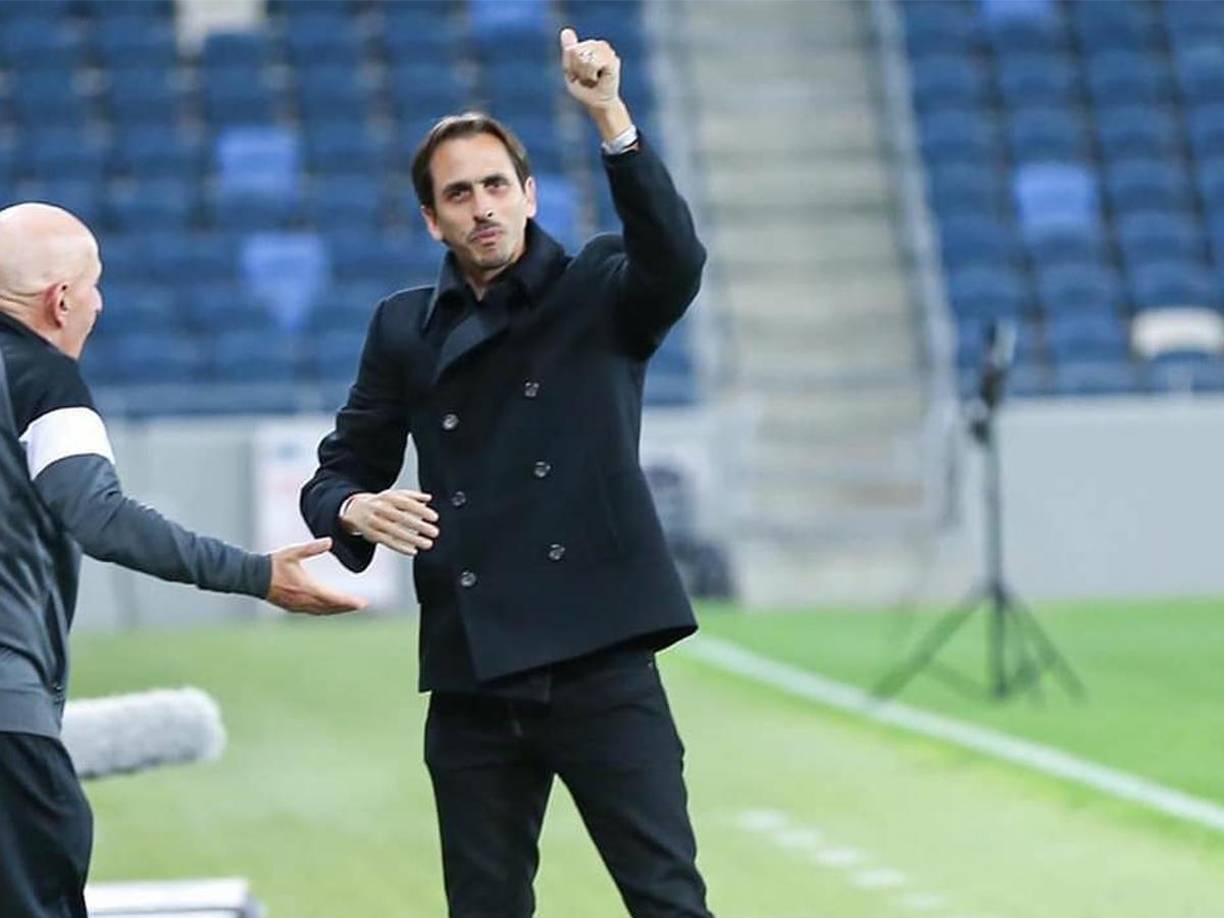 Benayoun es el actual director técnico de la Asociación de Fútbol de Israel, sufrió unas horas de auténtica tensión durante el ataque del brazo armado del grupo islamista Hamás en territorio de Israel en el que murieron más de 1.100 personas.