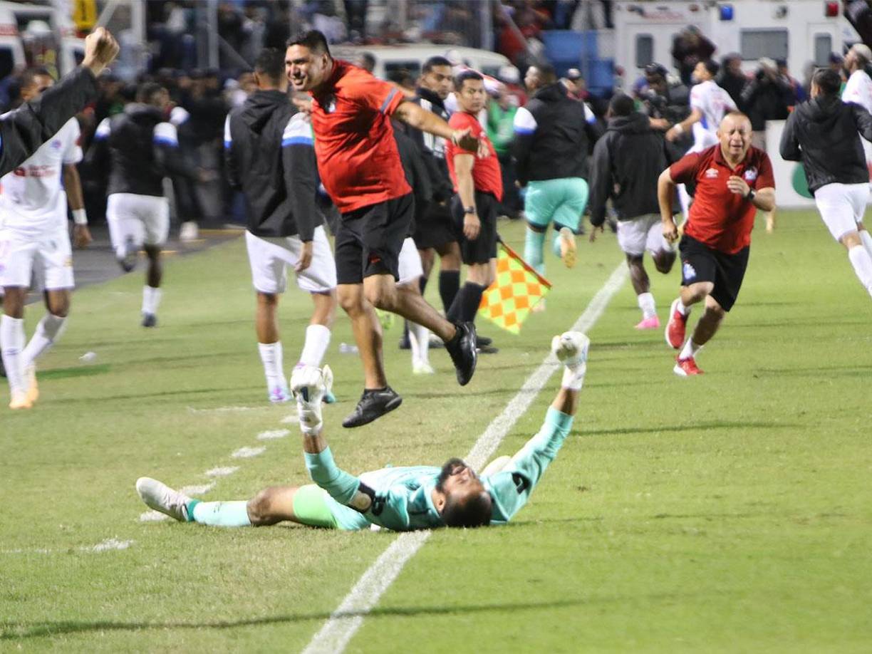 Edrick Menjívar se lanzó al césped tras el pitazo final.