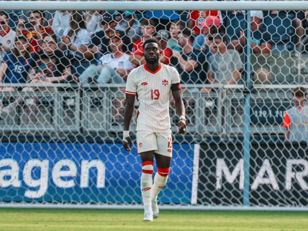 El Real Madrid da por perdido a Alphonso Davies. El lateral zurdo canadiense, tras los acercamientos producidos durante los últimos días, renovará con el Bayern de Múnich y seguirá vinculado al conjunto bávaro.