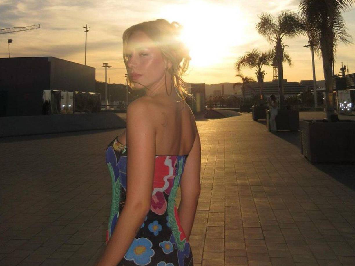 Por otro lado, un usuario de TikTok subió un video demostrando que la mismísima Ester Expósito también se encontraba fuera de esa discoteca hablando con lo que parecía ser algunos de sus amigos.