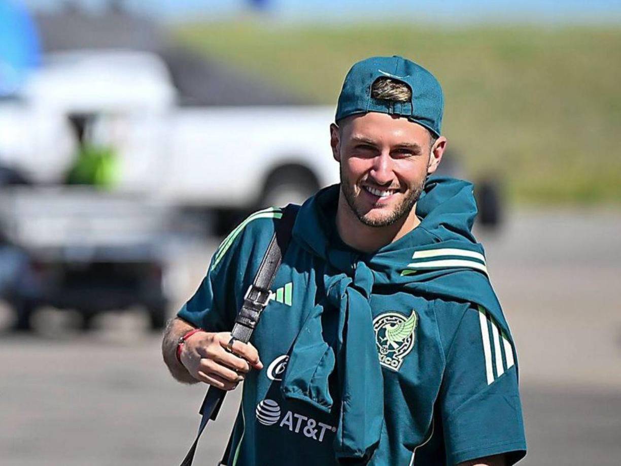 El delantero Santiago Giménez, internacional con México y estrella del Feyenoord, reconoció a ‘ESPN’ que el Milan le intentó fichar el pasado mercado de pases.