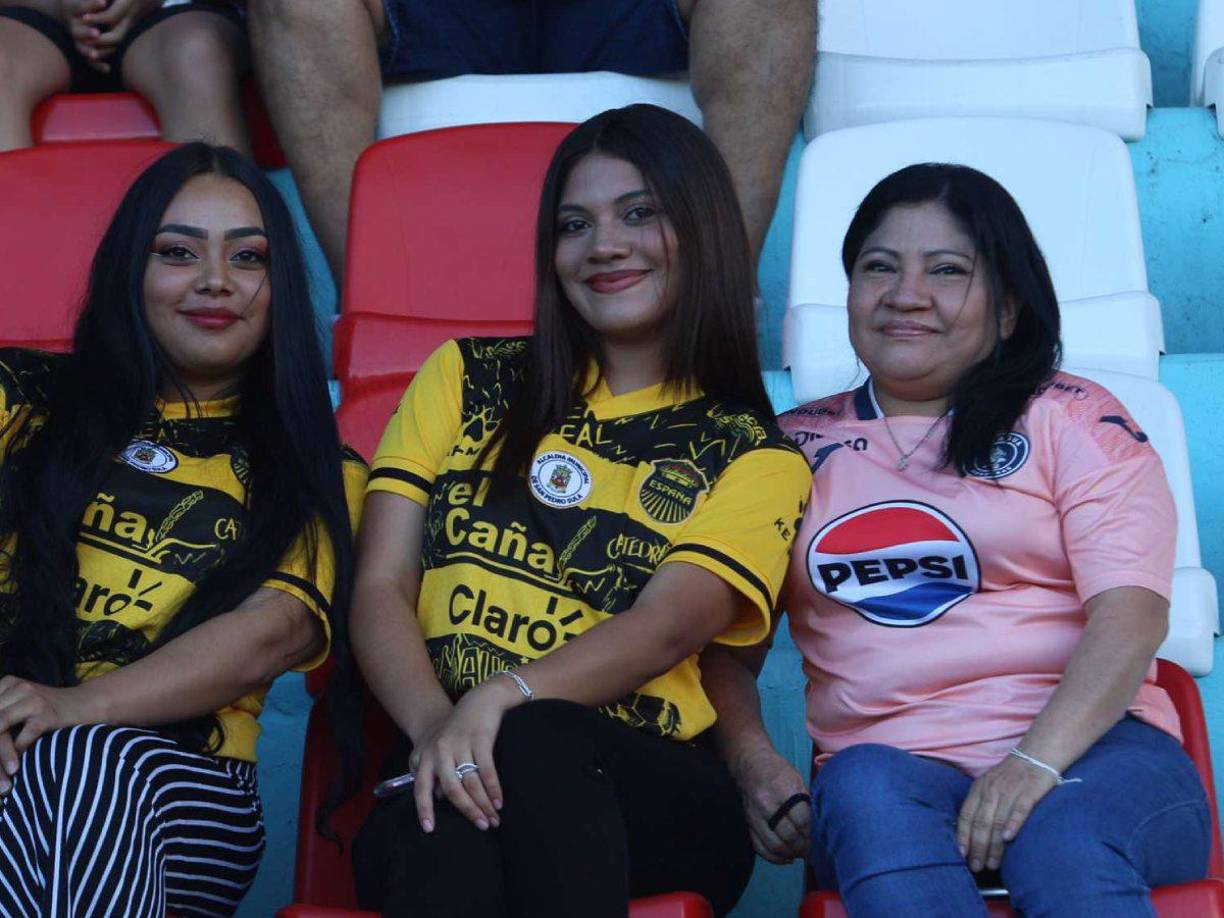 Dos aficionadas del Real España junto a una seguidora del Motagua. 