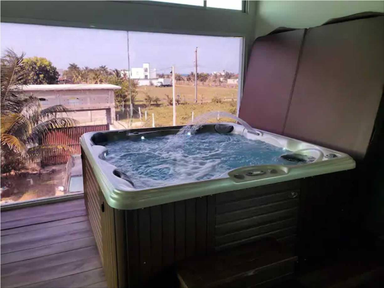 La vivienda también tiene un jacuzzi con una gran vista frente al mar.