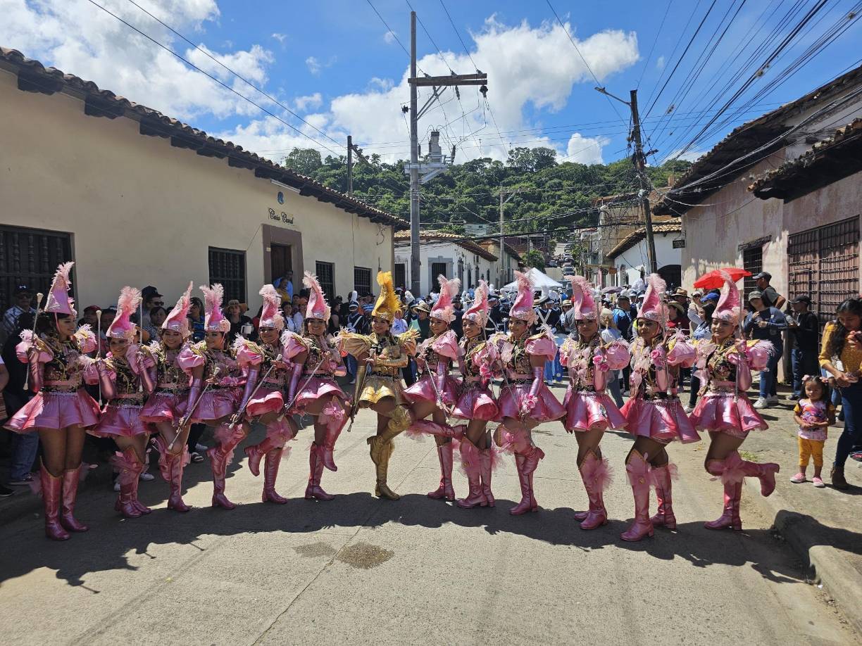 Las jóvenes están causando furor en los desfiles de la ciudad de Danlí, este año lucen un traje color rosa. 