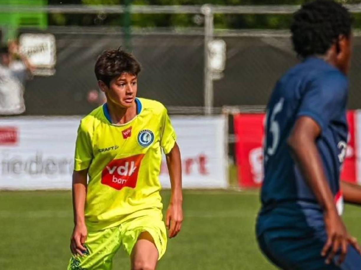 Víctor puede hablar español, así como inglés. En sus redes sociales cuenta con imágenes de pequeño cuando residía en territorio catracho.