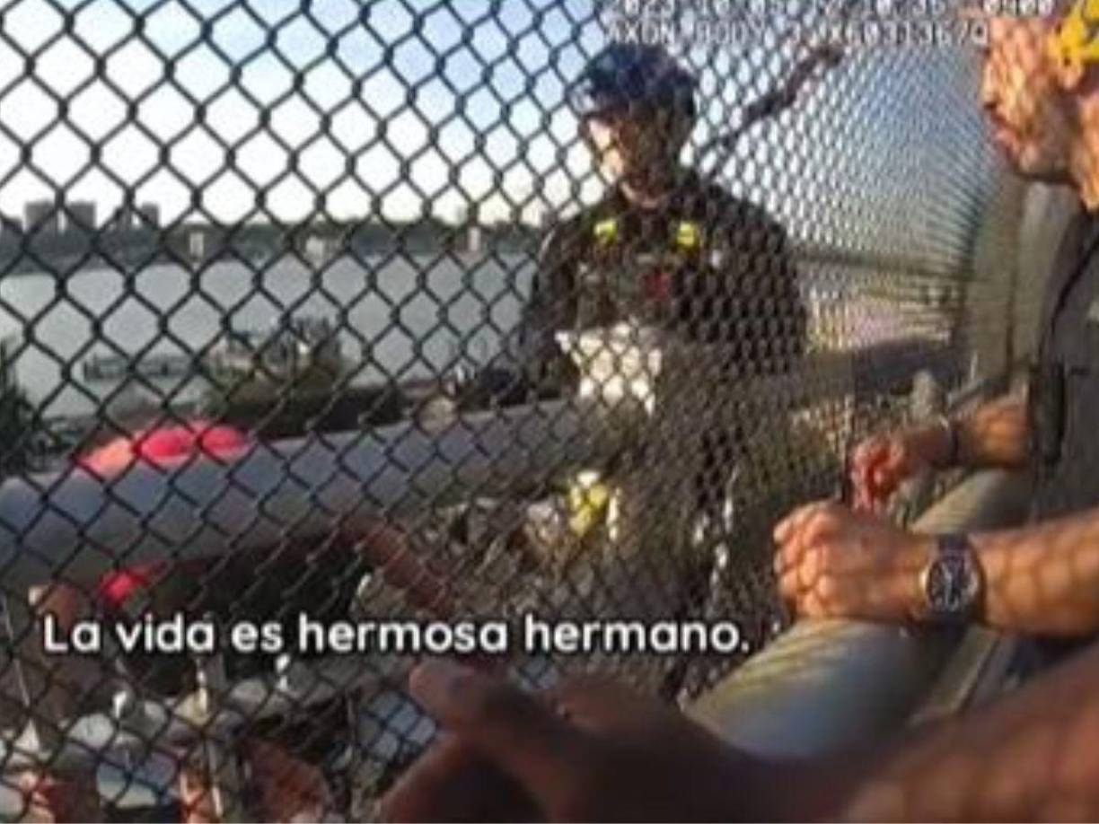 El policía sin perder la calma disuadió al hombre a que escuchara sus palabras emocionales, hasta que en últimas instancias rompió en llanto para detener el desenfreno del hombre que estaba a punto de quitarse la vida lanzándose del puente de Nueva York.