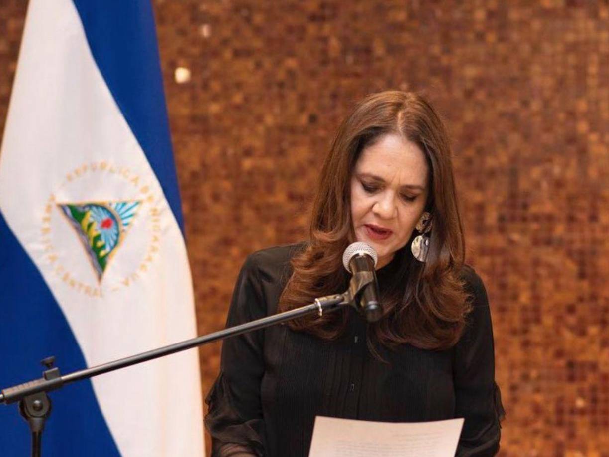 Por los hechos de 2023, según el informe, Karen Celebertti, su esposo y su hijo “cometieron los delitos de traición a la patria, conspiración para alterar la paz e incitar al odio y la violencia”, así como ciberdelito, “crimen organizado”, “lavado de activos, financiamiento al terrorismo, financiamiento a la proliferación de armas de destrucción masiva”.