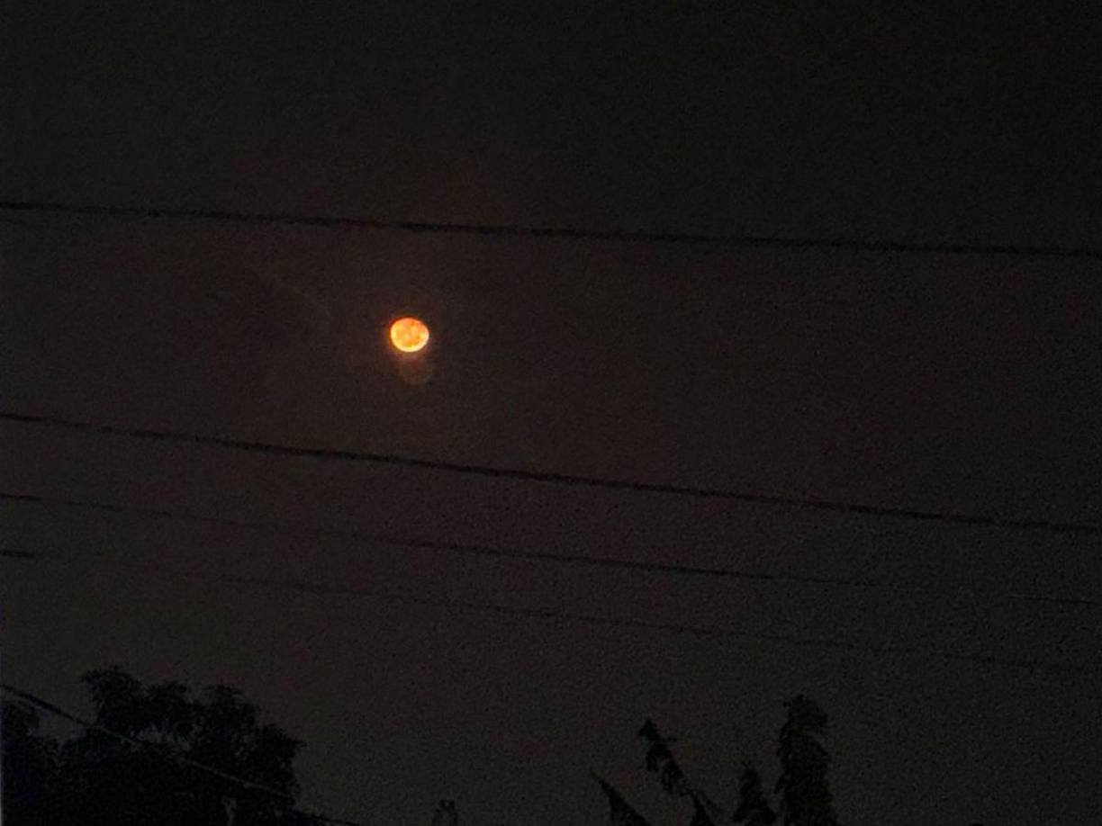 Lo normal es ver la Luna con sus colores naturales, dando una luz blanca en su esplendor, pero en estos días extrañamente se le ha visto en color rojo tipo sangre. ¿Habrá presencia de Luna de sangre en Honduras?.