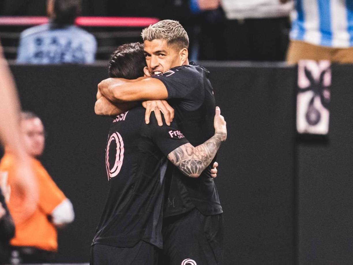 Luis Suárez fue el primer en ir a abrazar a Lionel Messi cuando anotó frente al América.