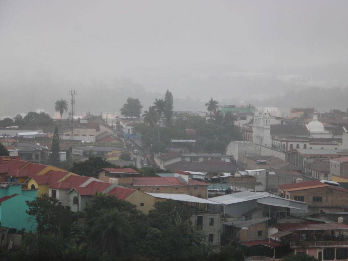 Cielos nublados, bajas temperaturas y lloviznas deja un frente frío en la zona occidental de Honduras este lunes 11 de noviembre.