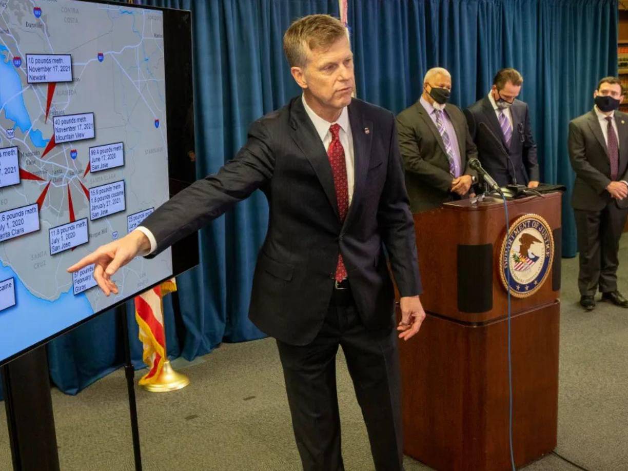 Una serie de investigaciones de tráfico de drogas de un año de duración centradas en el Área de la Bahía dieron como resultado cargos contra 44 personas, incluida la confiscación de casi una tonelada de drogas ilegales y más de una docena de armas, según las autoridades federales.