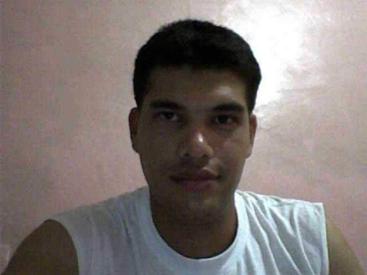 Se graduó de bachiller en ciencias y letras en 1999 en el Instituto Notre Dame, de El Progreso, ciudad de donde era originario.