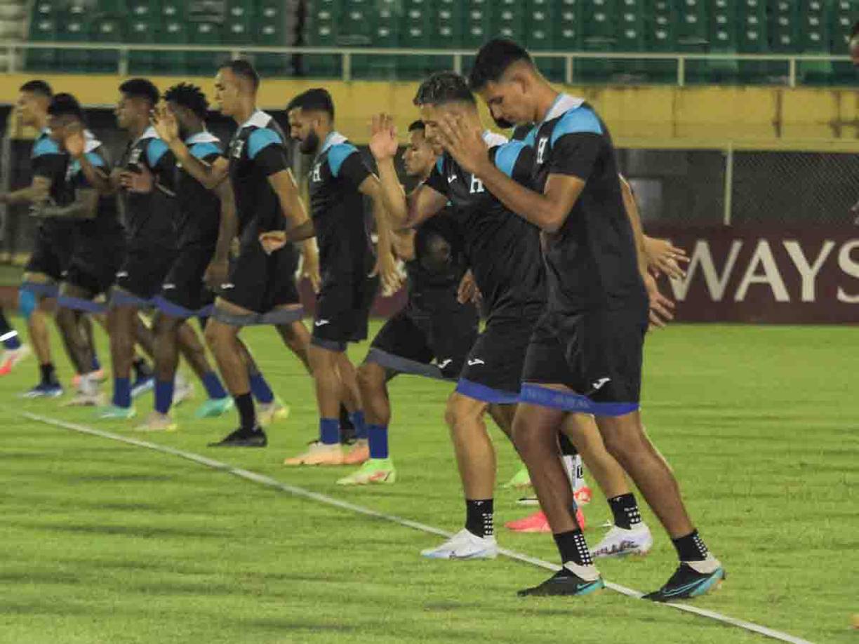 Lo corredores atrasaron el entrenamiento de La H por 30 minutos. La Bicolor no podía calentar y preparar la estrategia ante Cuba en duelo que se desarrollará este jueves a las 7 de la noche.