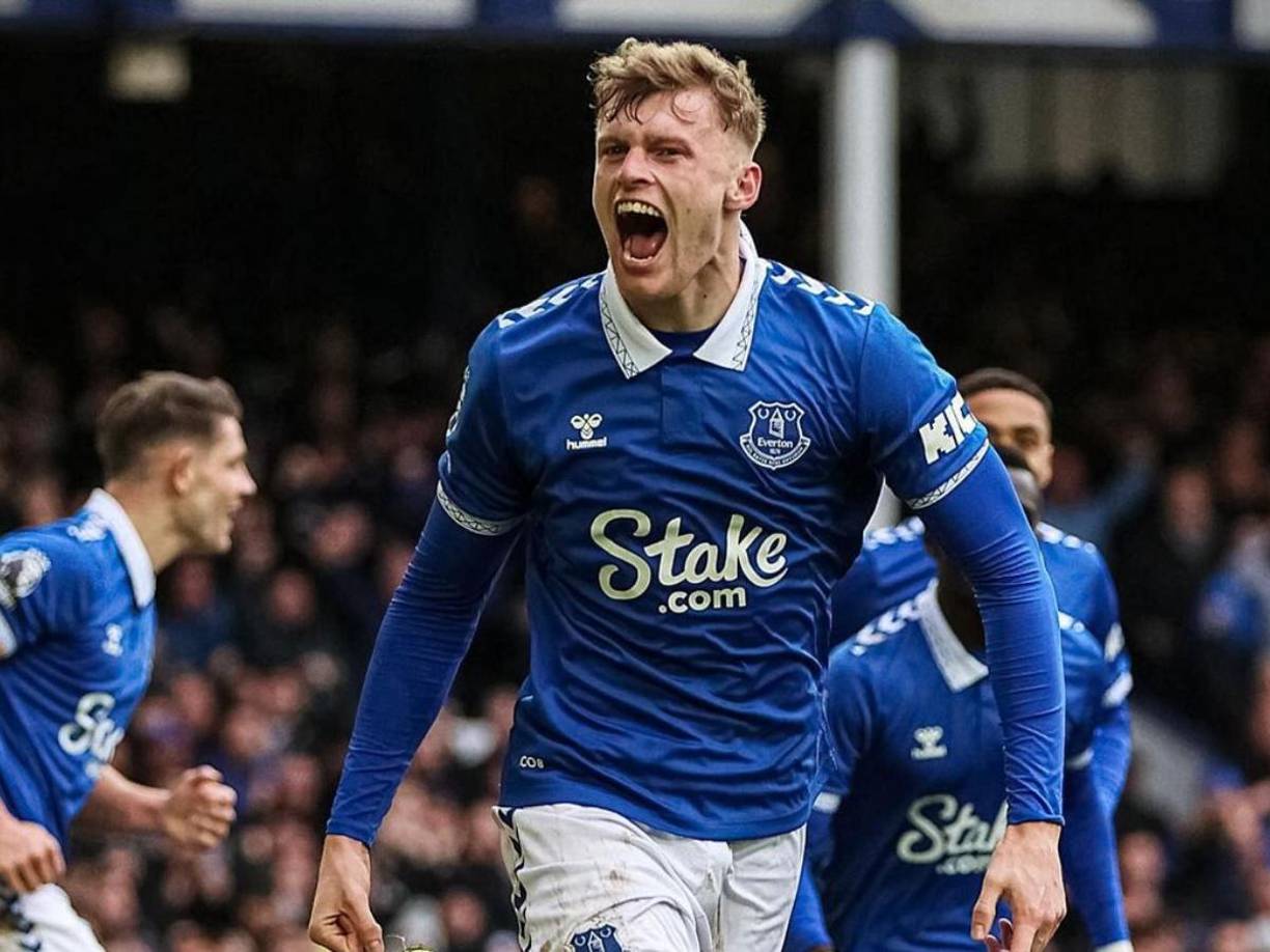 Según informa Daily Mail, el Manchester United prepara otra oferta por Jarrad Branthwaite, después de que el Everton rechazara la oferta de 50 millones de euros si se cumplían una serie de objetivos.