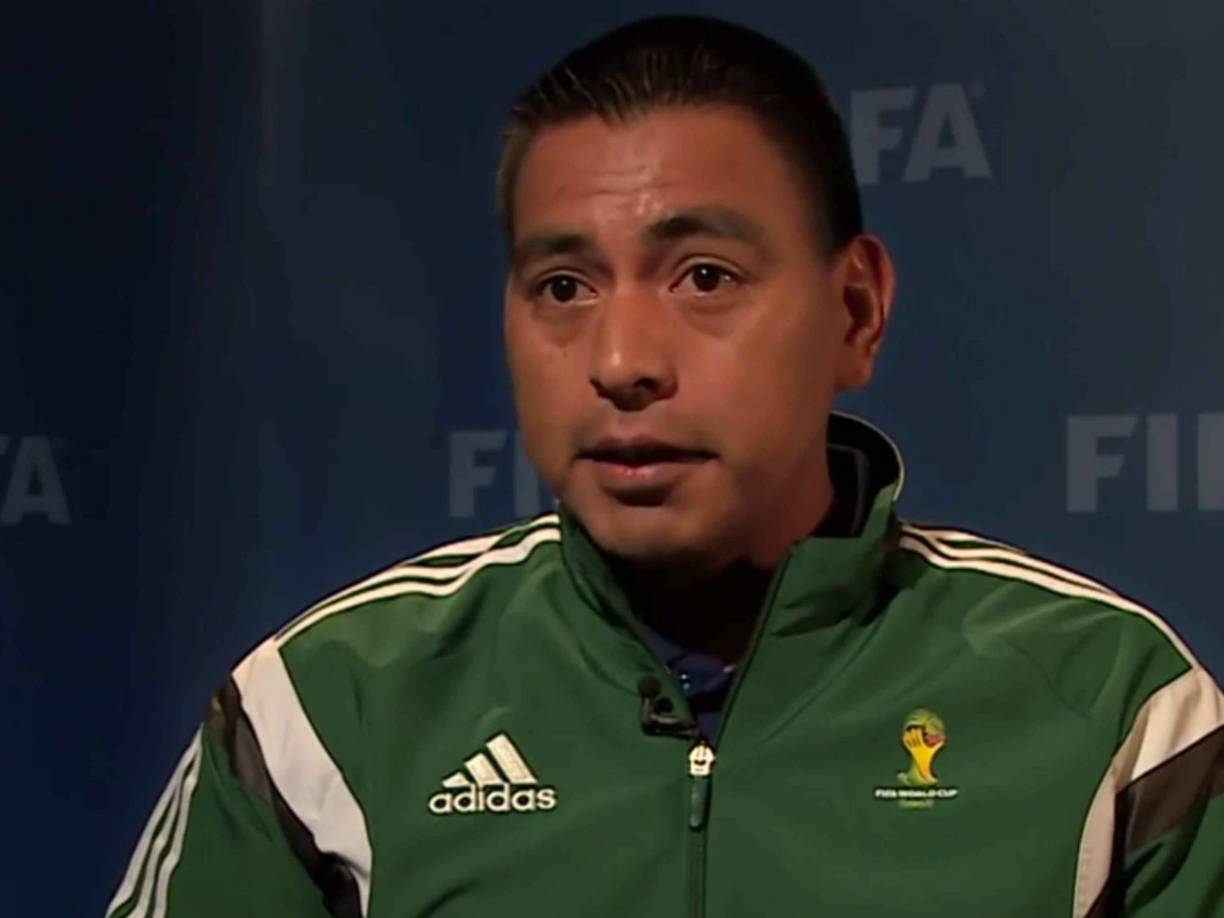 A los 15 años, su padre lo motivó a analizar partidos y evaluar el desempeño de los jueces, como una forma de aprender sobre la profesión.