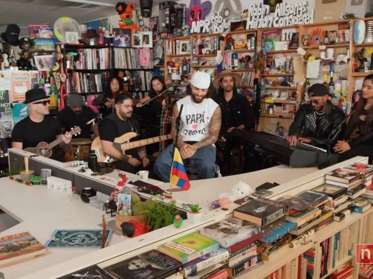 Maluma participó del importante formato de conciertos online Tiny Desk Concert, pero el artista colombiano no dio la talla: tuvo muchos problemas vocales y peleó con su representante durante el show.