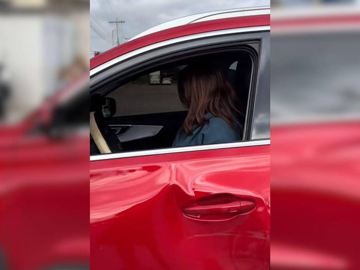 Y aunque muchos comentan que simplemente se trata del reflejo a través de la puerta, otros alegan que si se trata de un golpe producto de un accidente. 