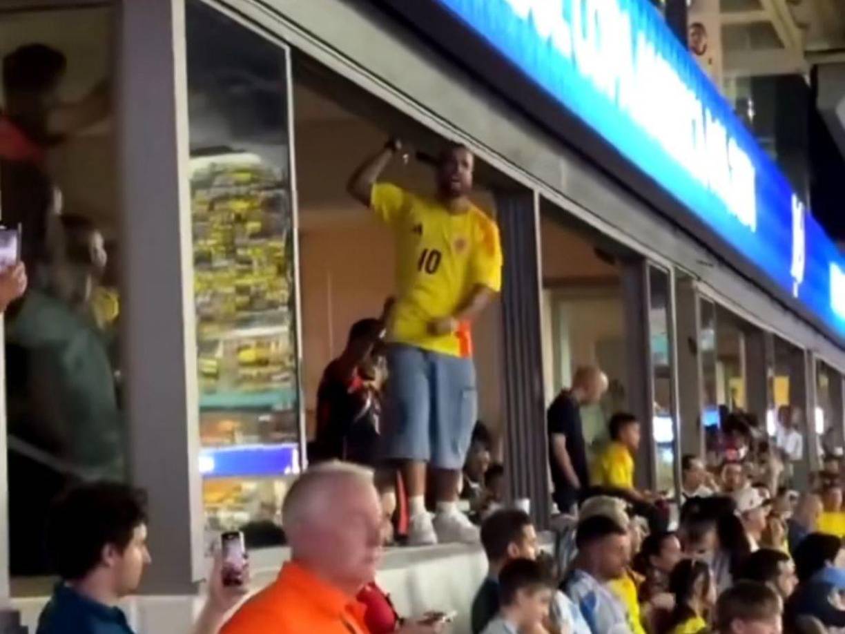 Tras el triunfo de Argentina frente a Colombia en la Copa América, el Hard Rock Stadium de Miami, Florida, estalló en gritos de emoción por parte de los argentinos, pero también con el claro disgusto por los fanáticos del equipo perdedor. Uno de los momentos más virales de esta derrota fue cuando el cantante colombiano Maluma apareció desde su palco para pelearse con la afición argentina y mostrar su descontento con los resultados.